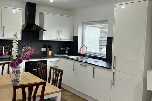 Hot tub - Garden - Bbq - Parking - Pets - Sleeps 6