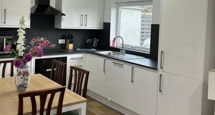 Hot tub - Garden - Bbq - Parking - Pets - Sleeps 6