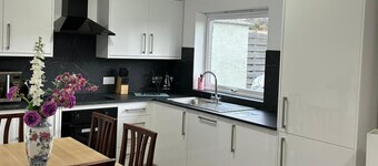 Hot tub - Garden - Bbq - Parking - Pets - Sleeps 6
