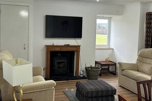 Fireplace - Hot tub - Garden - Bbq - Parking - Pets - Sleeps 6 (Strathpeffer)