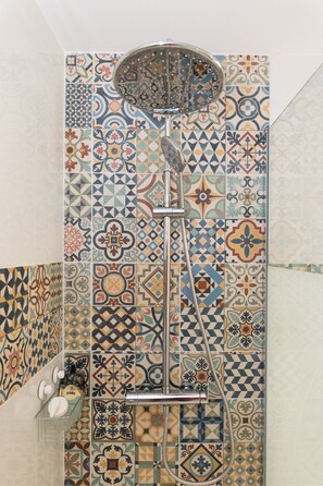 Secadora de cabello, toallas, jabón, papel de baño 