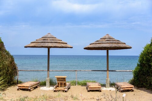 Hotel room of approximately 25 square meters located on the ground floor, surrounded by nature and 300 meters from the sea.Traditionally furnished, it features a double bed, private bathroom, and outdoor space where you can relax.It is equipped with:- Ai