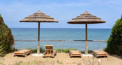 Hotel room of approximately 25 square meters located on the ground floor, surrounded by nature and 300 meters from the sea.Traditionally furnished, it features a double bed, private bathroom, and outdoor space where you can relax.It is equipped with:- Ai