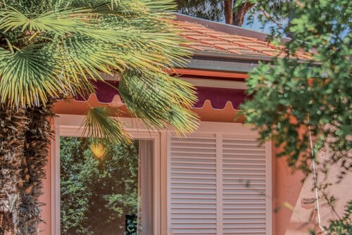 Hotel room of approximately 25 square meters located on the ground floor, surrounded by nature and 300 meters from the sea.Traditionally furnished, it features a double bed, private bathroom, and outdoor space where you can relax.It is equipped with:- Ai