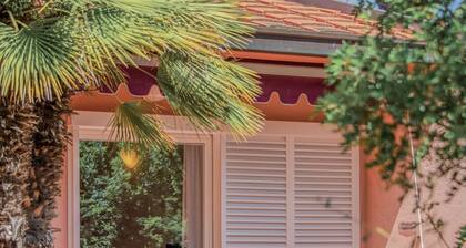 Hotel room of approximately 25 square meters located on the ground floor, surrounded by nature and 300 meters from the sea.Traditionally furnished, it features a double bed, private bathroom, and outdoor space where you can relax.It is equipped with:- Ai