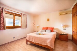 3 bedrooms, free WiFi, bed sheets - Ibiza-style house in a natural setting (San Rafael de Sa Creu/ Sant Rafael de Sa Creu)