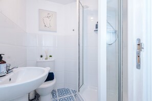 Hair dryer, towels - NEW! Modern 2BR City Apartment by Parydise (Greater Manchester)
