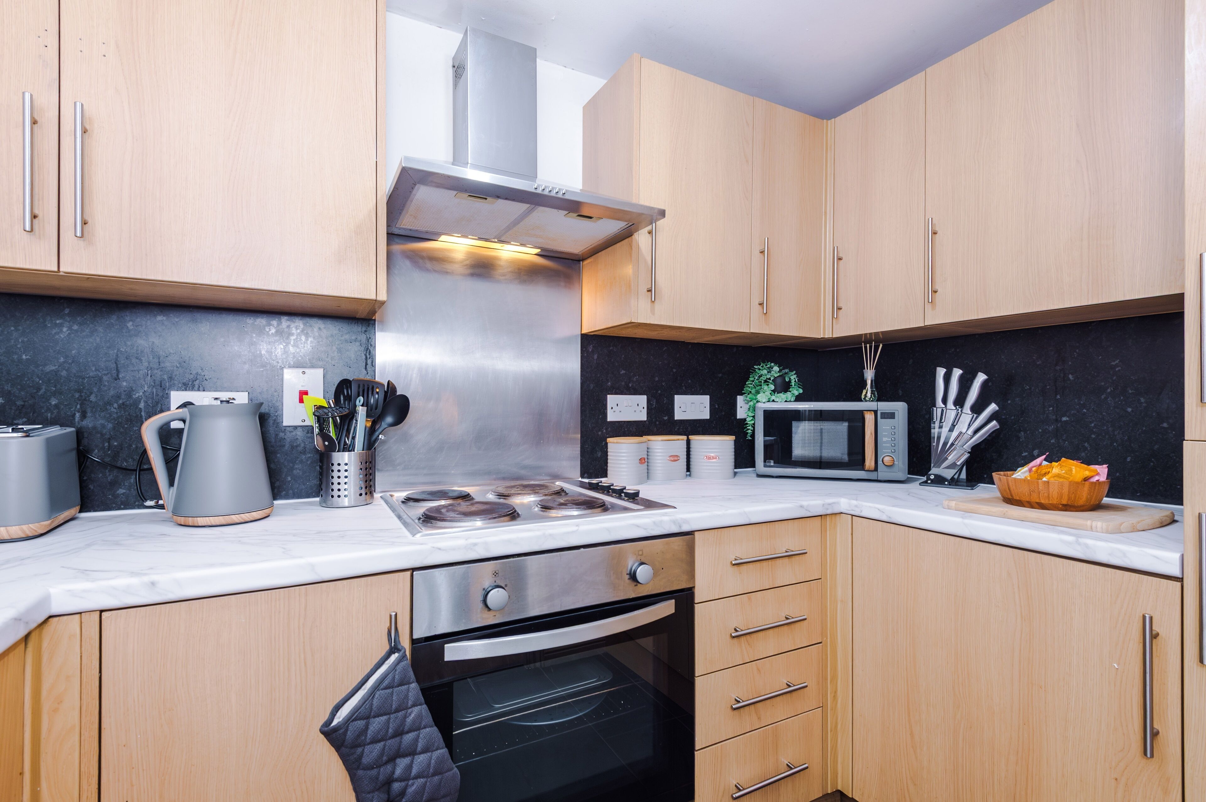 Kjøleskap, mikrobølgeovn, ovn og kokeplater