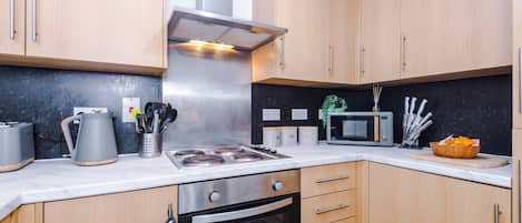 Kjøleskap, mikrobølgeovn, ovn og kokeplater