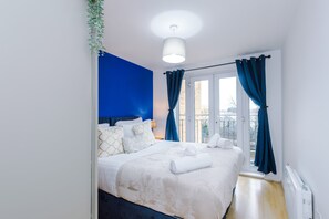 2 bedrooms, iron/ironing board, Internet, bed sheets - NEW! Modern 2BR City Apartment by Parydise (Greater Manchester)