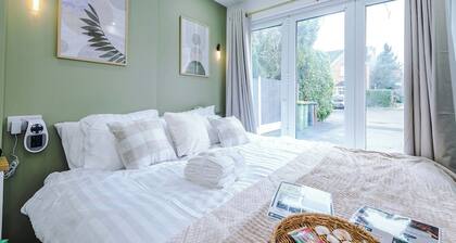 St Davids Lodge - Luxe Retreat with Free Parking