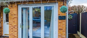 St Davids Lodge - Luxe Retreat with Free Parking