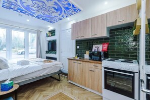 Jääkaappi, mikroaaltouuni, uuni, liesi