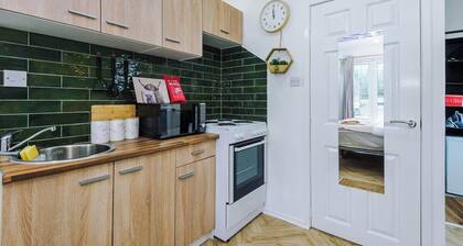 NEW! Preston Central & Sleek Studio | Wifi Parking