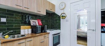 NEW! Preston Central & Sleek Studio | Wifi Parking