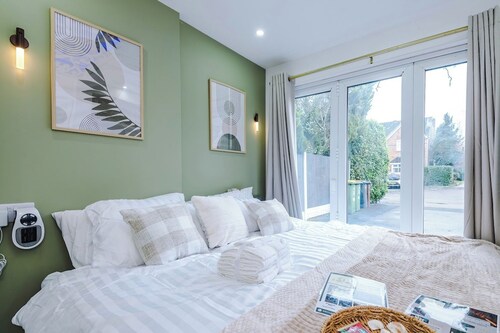 St Davids Lodge - Luxe Retreat with Free Parking