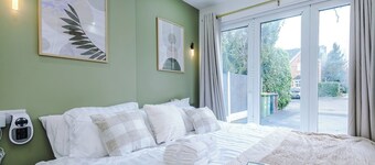 St Davids Lodge - Luxe Retreat with Free Parking