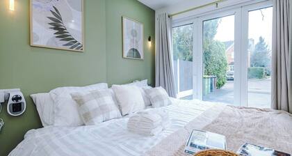 St Davids Lodge - Luxe Retreat with Free Parking