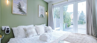 St Davids Lodge - Luxe Retreat with Free Parking