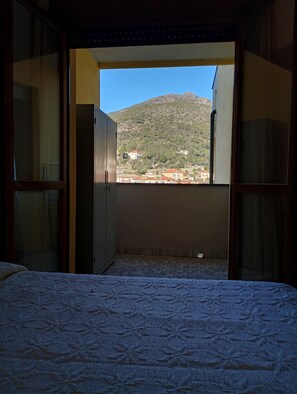 1 bedroom, iron/ironing board, free WiFi, bed sheets - x6 people 3 minutes from beach, 7 minutes from station, ideal base for 5 Lands (Levanto)
