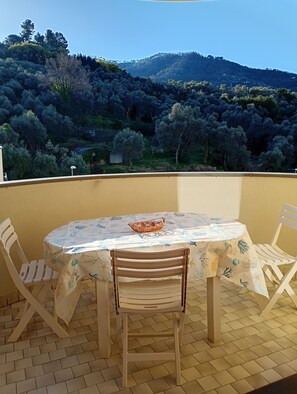 A terrace with a table and chairs, overlooking a mountainous landscape. - x6 people 3 minutes from beach, 7 minutes from station, ideal base for 5 Lands (Levanto)