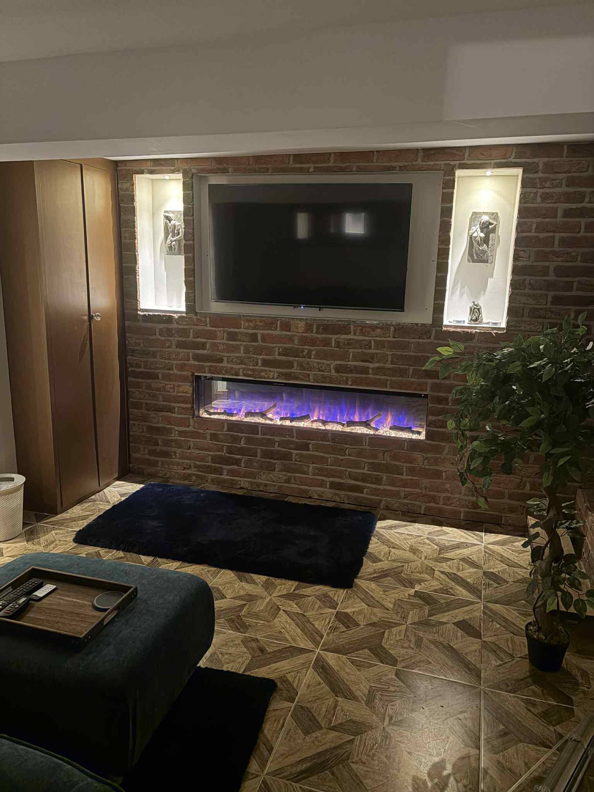 Apartment, 1 Bedroom, Balcony | Living room | Books