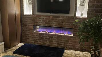 Apartment, 1 Bedroom, Balcony | Living room | Books