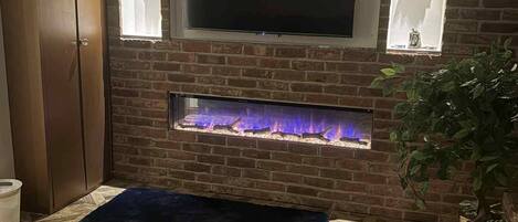 Apartment, 1 Bedroom, Balcony | Living room | Books