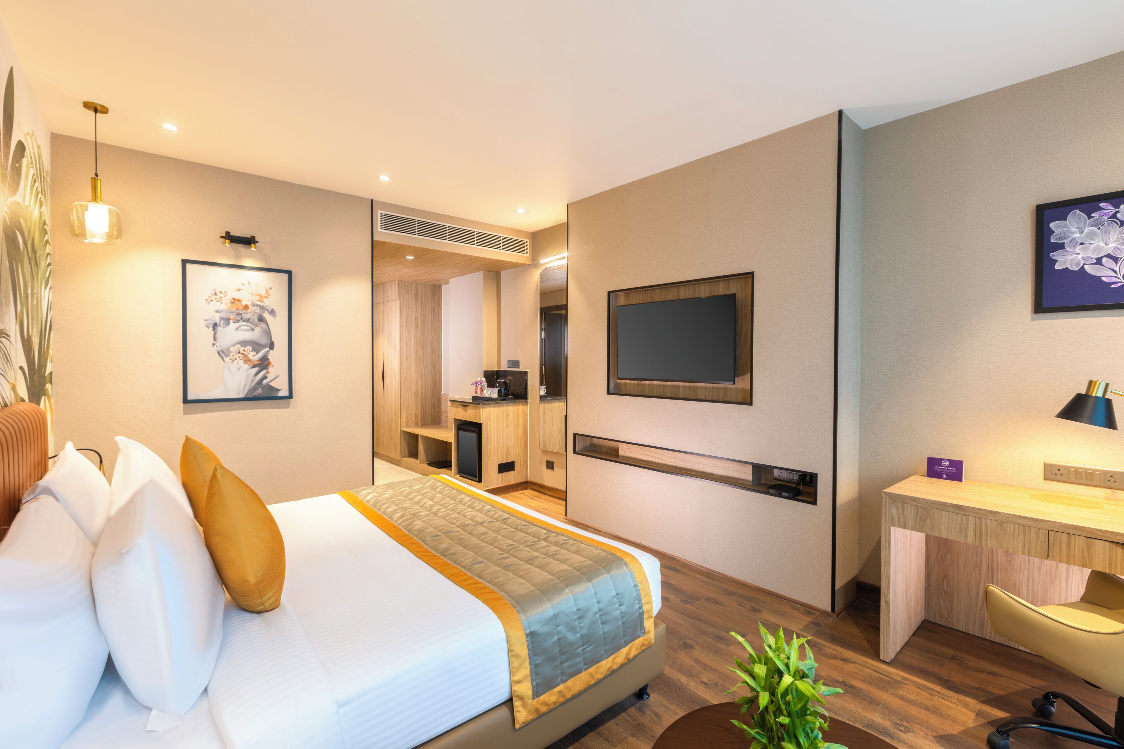 Ein modernes Hotelzimmer mit Bett, Schreibtisch und einem großen Spiegel.