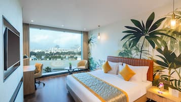 Wonderful Room - Guest King - City View | Peti besi dalam bilik, meja, ruang kerja komputer riba