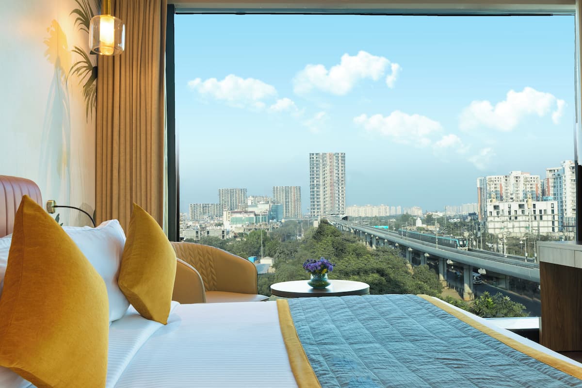 Wonderful Room - Guest King - City View | Két bảo mật tại phòng, bàn, khu vực làm việc phù hợp cho laptop