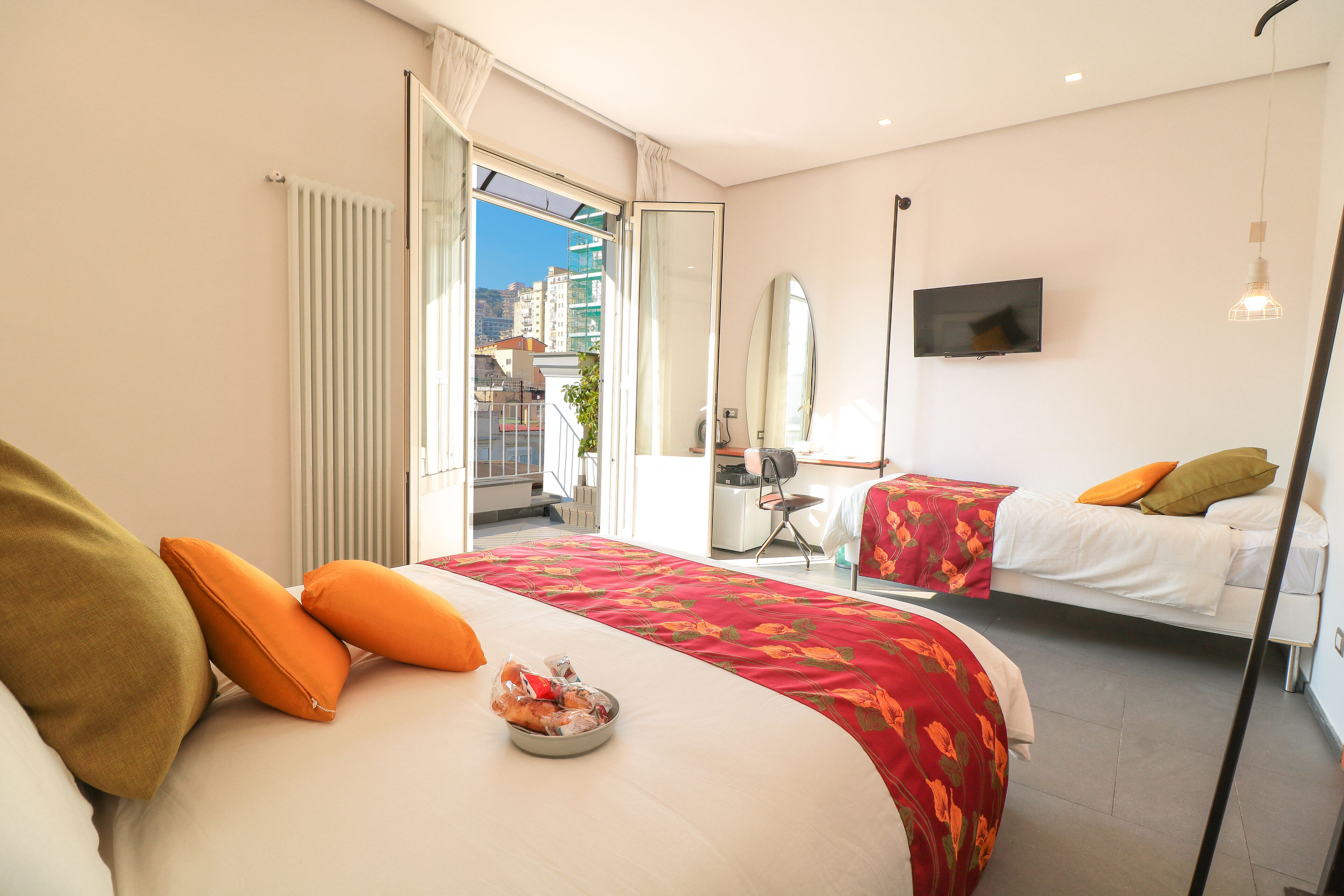 Deluxe-Dreibettzimmer, Terrasse, Hügelblick | Kostenloses WLAN