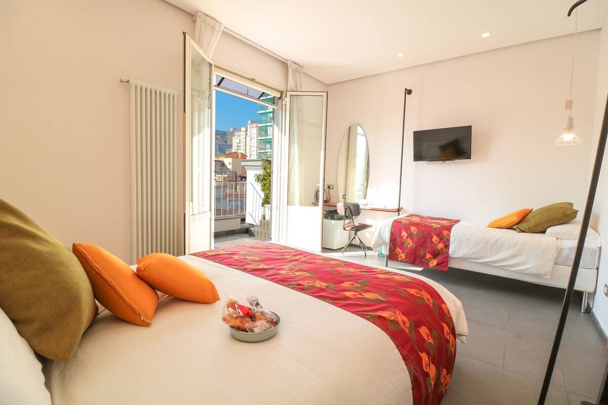 Deluxe-Dreibettzimmer, Terrasse, Hügelblick | Kostenloses WLAN