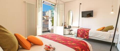 Habitación triple Deluxe, patio, vista a la colina | Wifi gratis