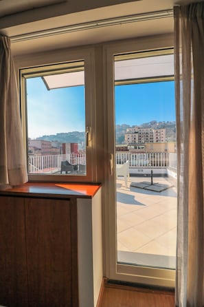 Deluxe Double Room, Partial Sea View | Interior - Terrazze del Lungomare (Naples)