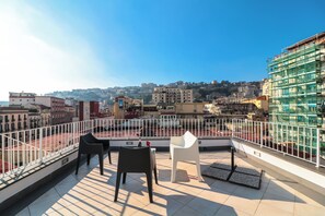 Deluxe Double Room, Partial Sea View | Property grounds - Terrazze del Lungomare (Naples)