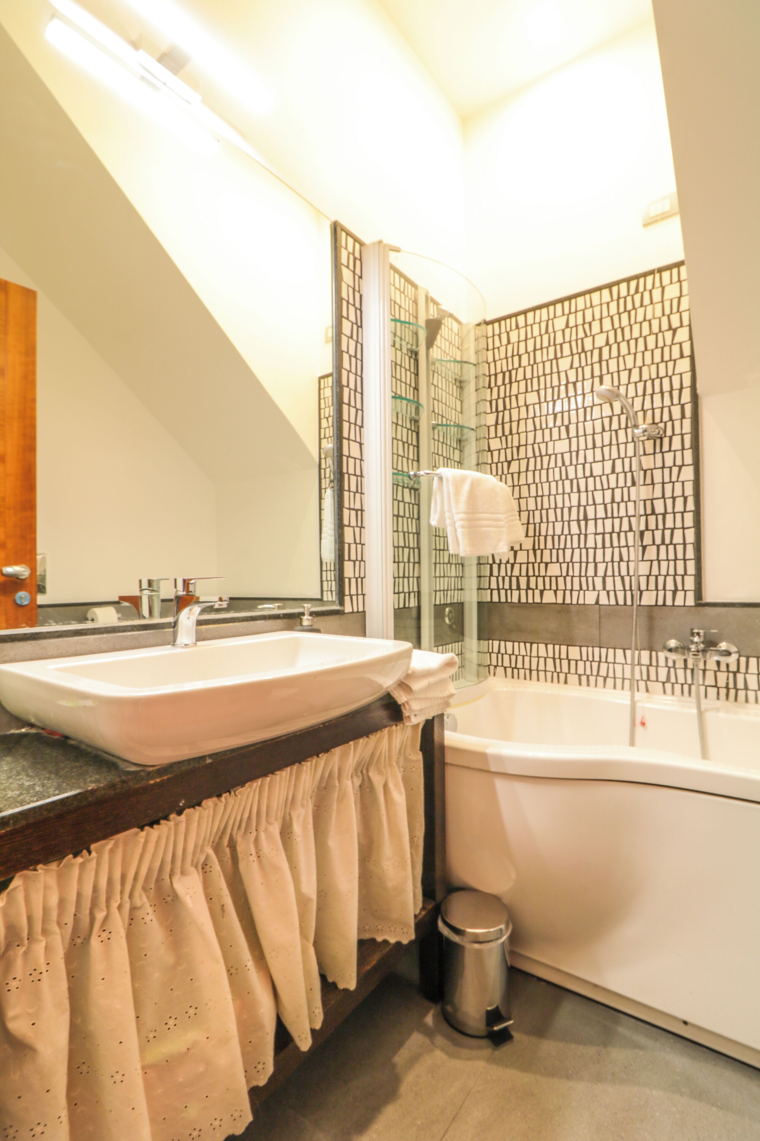 Chambre Triple Deluxe, patio, vue colline | Salle de bain