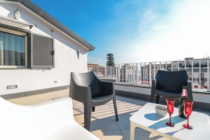 Doppia Deluxe, vista mare parziale | Parco della struttura