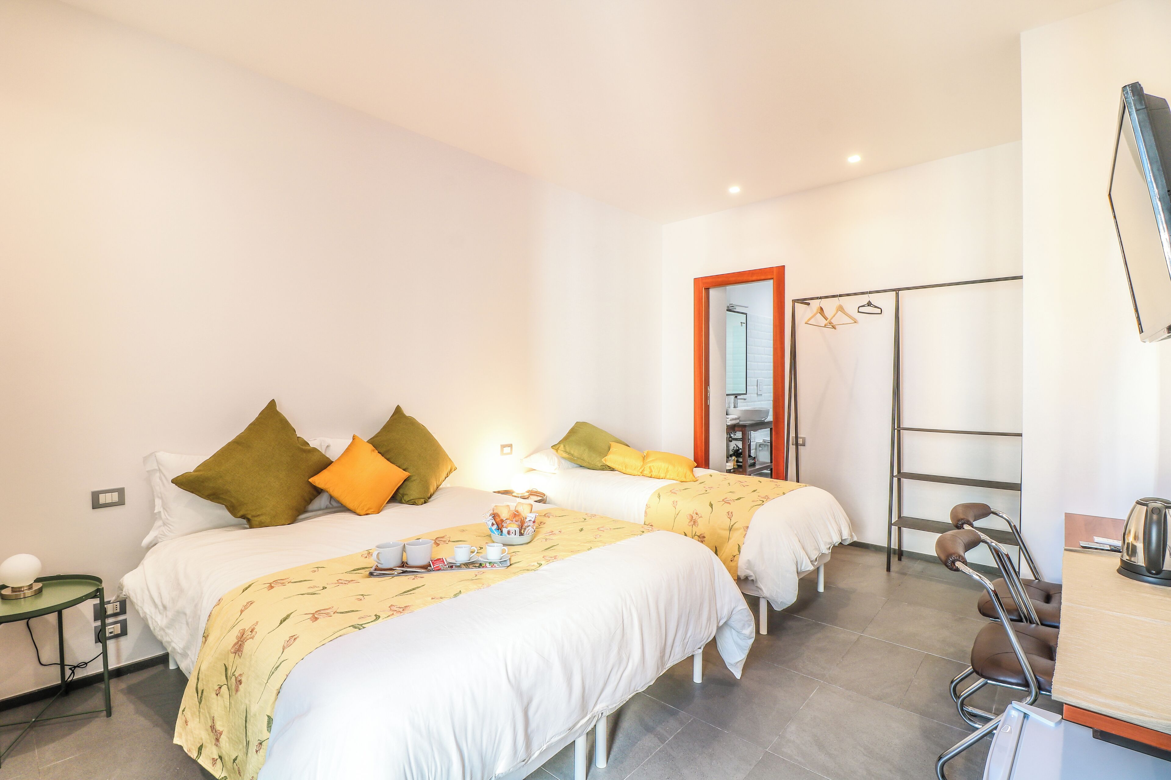 Superior-Dreibettzimmer, Terrasse, Hügelblick | Kostenloses WLAN