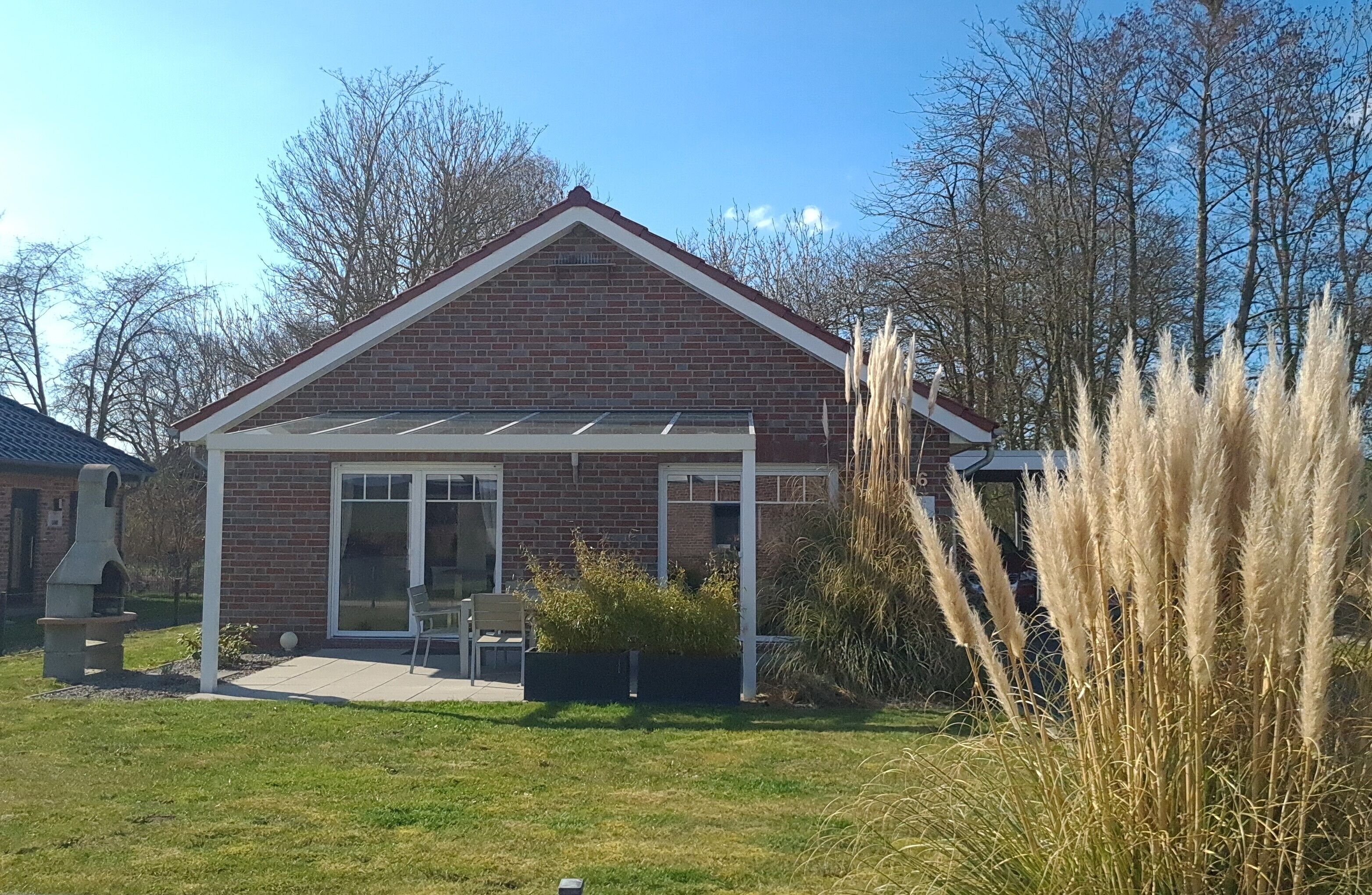 Außenansicht eines charmanten Ferienhauses mit Garten
