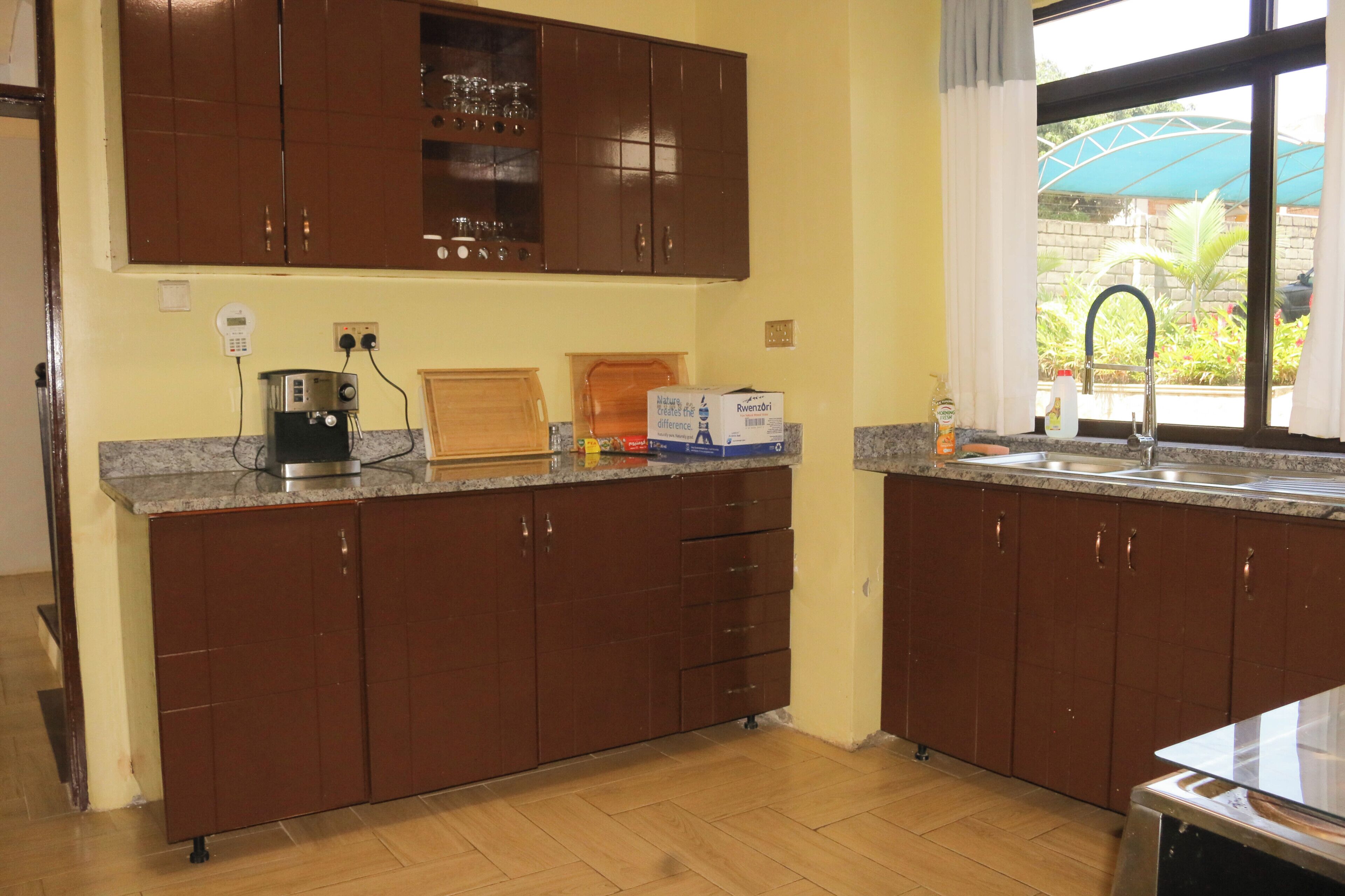 Frigobar, microondas, horno, utensilios de cocina