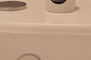 A white cylindrical object with a black label that reads "immobiliare". - Luxury Way Drops of Luxury - Exclusive relaxation with whirlpool in Molfetta (Molfetta)