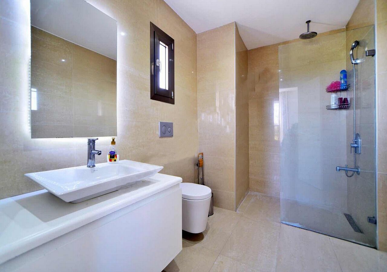 Douche, séchoir à cheveux, serviettes fournies, savon