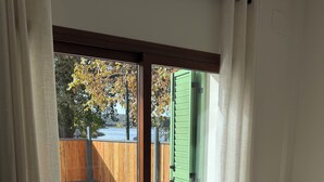 Una habitación con puerta corrediza de vidrio que da a un patio exterior.