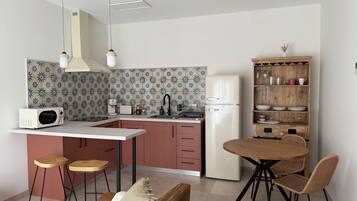 Réfrigérateur, micro-ondes, plaque de cuisson, lave-vaisselle