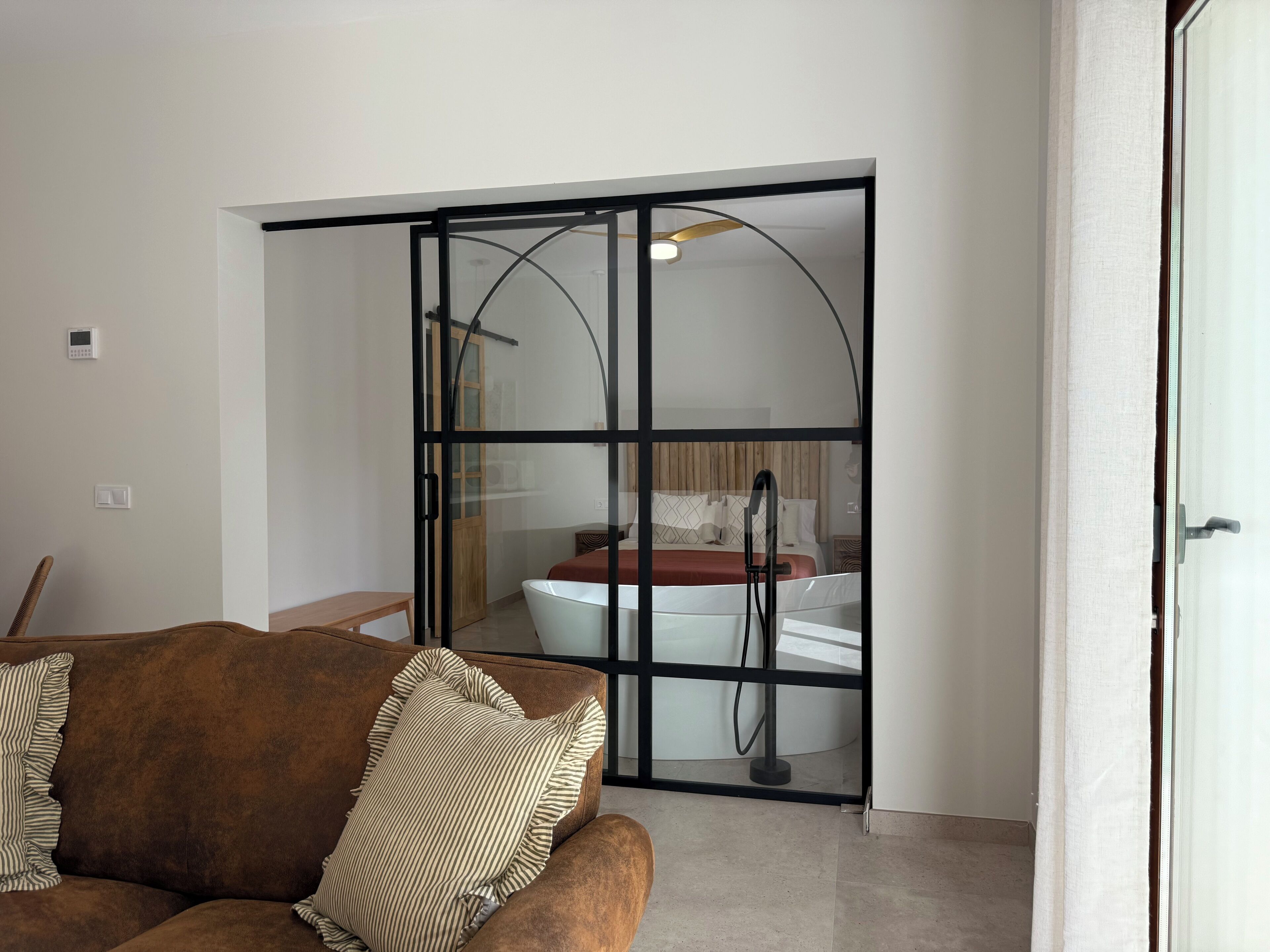 1 غرفة نوم ومكواة/لوح كي وسرير سفر وواي فاي مجانًا