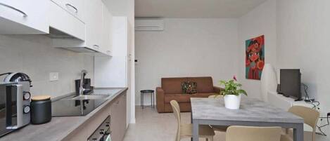 Fridge, stovetop
