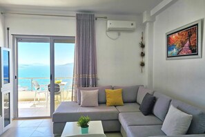 Standard apartman, több hálószobával, hegy felőli (Panorama View Apartment In Saranda -) | Nappalirész | Síkképernyős tévé