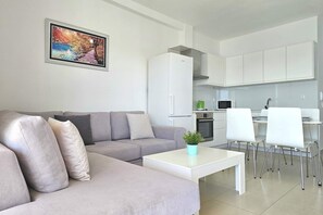Standard apartman, több hálószobával, hegy felőli (Panorama View Apartment In Saranda -) | Nappalirész | Síkképernyős tévé