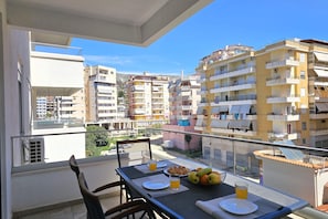Apartemen Standar, 1 kamar tidur, balkon (Holiday Apartment In Saranda - 003) | Tempat makan outdoor